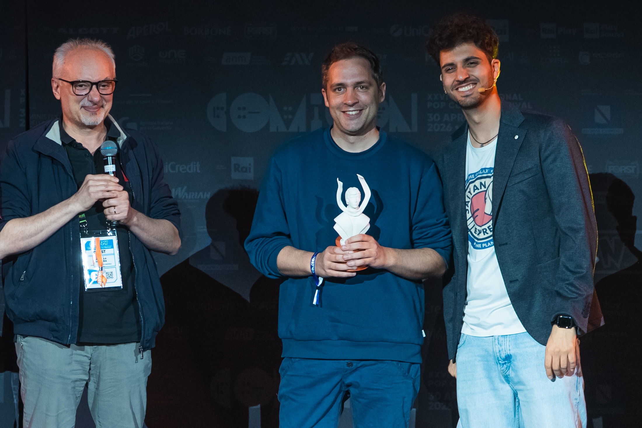 Martino Louis sul palco con il premio